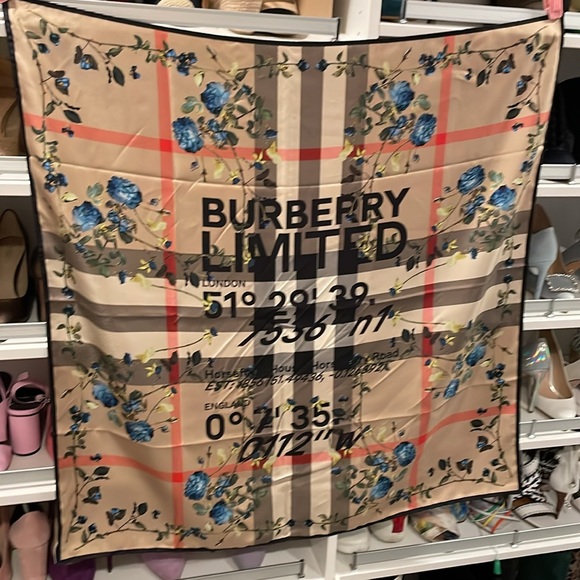 Limited edition Burberry scarf NWOT…beautiful ❤️❤️❤️ - Picture 1 of 16